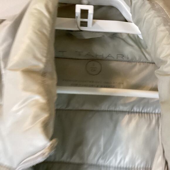 T Tahari Lightweight Beige Jacket Quilted Ruffles Flattering Size S - Picture 3 of 12